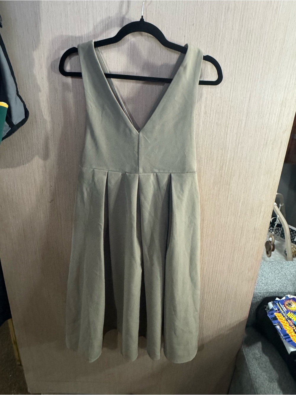 Women’s Dazy V-Neck Sleeveless Pleated Midi Dress - Tan Size Small